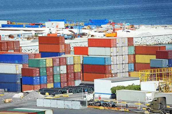 Cargo container in de haven — Stockfoto