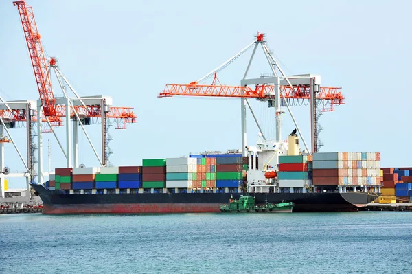 Lading kraan en schip — Stockfoto