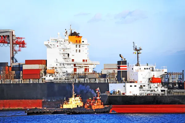 Допоміжний контейнерний вантажний корабель — стокове фото
