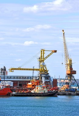 Bunker gemi ve liman vinç altında römorkörBunker schip en sleepboot onder poort kraan