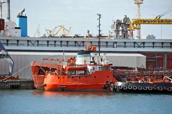 Bunker gemi ve liman vinç altında römorkörBunker schip en sleepboot onder poort kraan — Stok fotoğraf