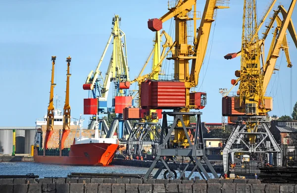 Bulk cargo ship under port crane — Stock Photo, Image