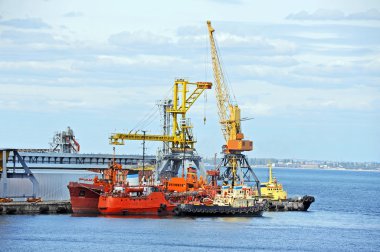 Bunker gemi ve liman vinç altında römorkörBunker schip en sleepboot onder poort kraan