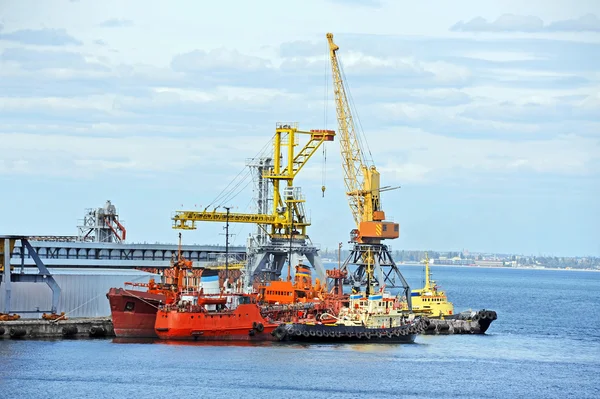 Bunker navire et remorqueur sous la grue portuaire — Photo