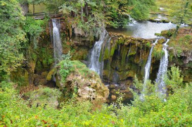 plitvice göl kenarında güzel waterfal