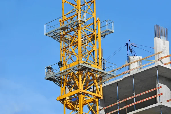 Guindaste e canteiro de obras — Fotografia de Stock