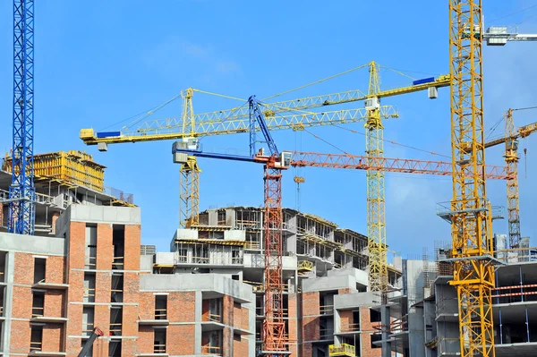 Guindaste e canteiro de obras — Fotografia de Stock