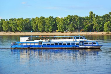 barco de motor viaje río