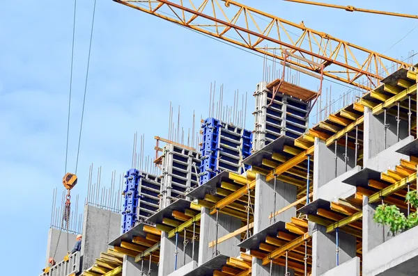 Concrete formwork and crane — Stock Photo, Image