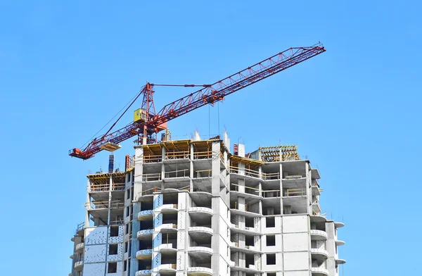 Guindaste e canteiro de obras — Fotografia de Stock