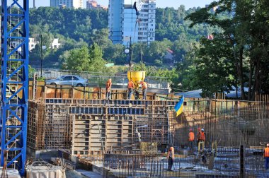 Çimento karıştırma kabı kaldırma vinç