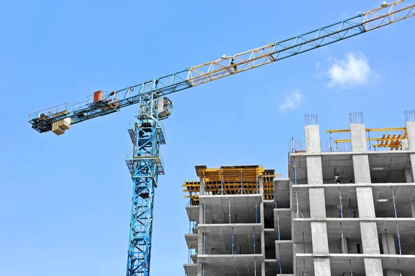 Guindaste e canteiro de obras — Fotografia de Stock