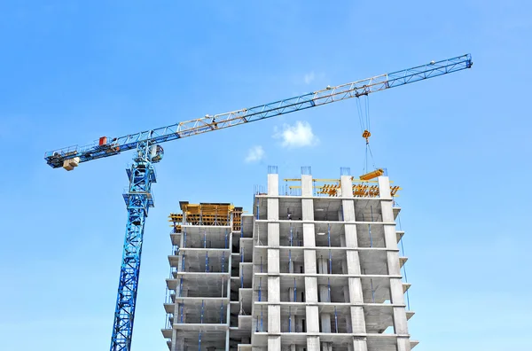 Guindaste e canteiro de obras — Fotografia de Stock