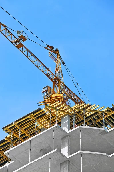 Guindaste e canteiro de obras — Fotografia de Stock