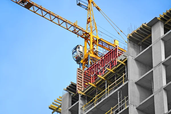 Guindaste e canteiro de obras — Fotografia de Stock