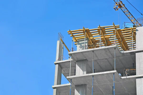 Guindaste e canteiro de obras — Fotografia de Stock