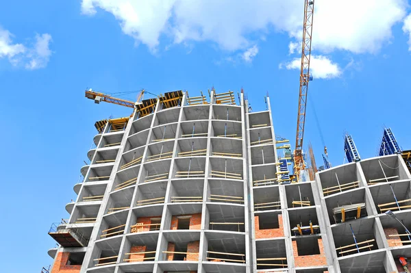 Guindaste e canteiro de obras — Fotografia de Stock