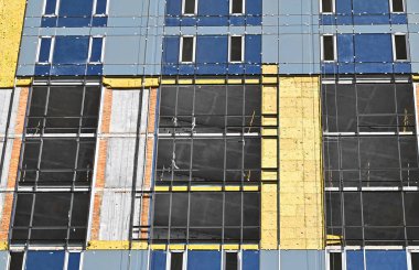 İnşaat inşaatı beton ve tuğladan yapılıyor.