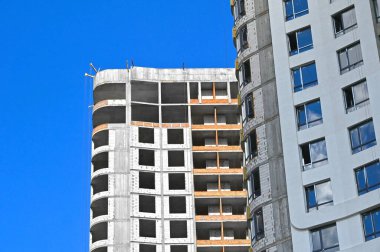 Yüksek binalı inşaat inşaat iskelesi ile çalışıyor