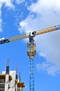 Turna ve bina mavi gökyüzüne karşı yapım aşamasında