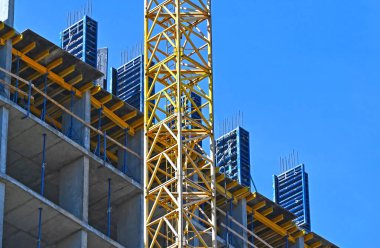 Turna ve bina mavi gökyüzüne karşı yapım aşamasında