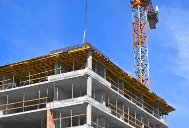 Turna ve bina mavi gökyüzüne karşı yapım aşamasında