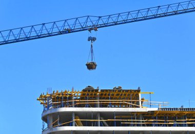 Turna ve bina mavi gökyüzüne karşı yapım aşamasında