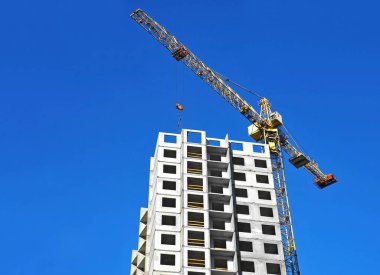 Turna ve bina mavi gökyüzüne karşı yapım aşamasında