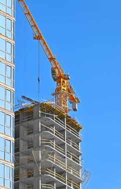 Turna ve bina mavi gökyüzüne karşı yapım aşamasında