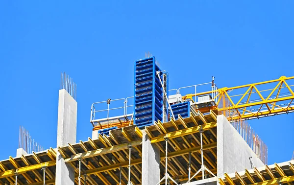 Grue Bâtiment Construction Contre Ciel Bleu — Photo