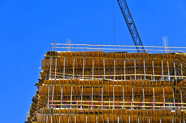 Kran Och Byggnad Konstruktion Mot Blå Himmel — Stockfoto