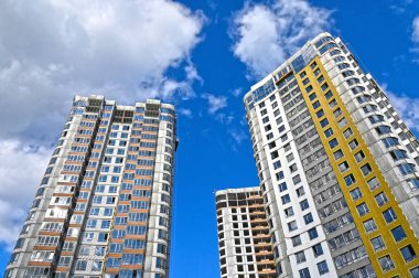 Yüksek binalı inşaat inşaat iskelesi ile çalışıyor