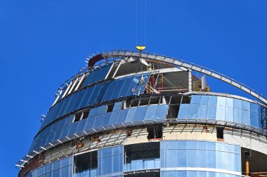 Yüksek binalı inşaat inşaat iskelesi ile çalışıyor