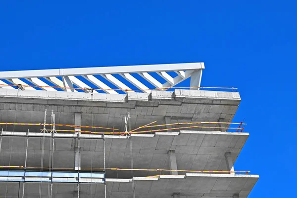 高層建築現場の足場工事 — ストック写真