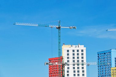 Turna ve bina mavi gökyüzüne karşı yapım aşamasında