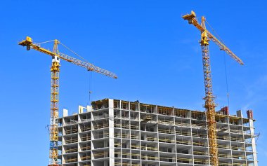 Turna ve bina mavi gökyüzüne karşı yapım aşamasında