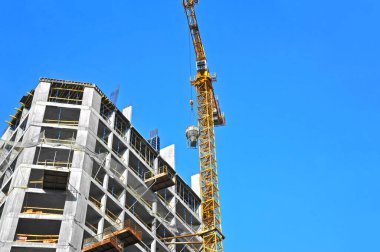 Turna ve bina mavi gökyüzüne karşı yapım aşamasında