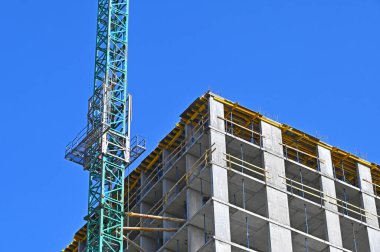 Turna ve bina mavi gökyüzüne karşı yapım aşamasında