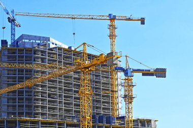 Turna ve bina mavi gökyüzüne karşı yapım aşamasında