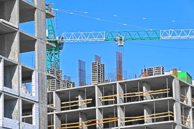 Turna ve bina mavi gökyüzüne karşı yapım aşamasında