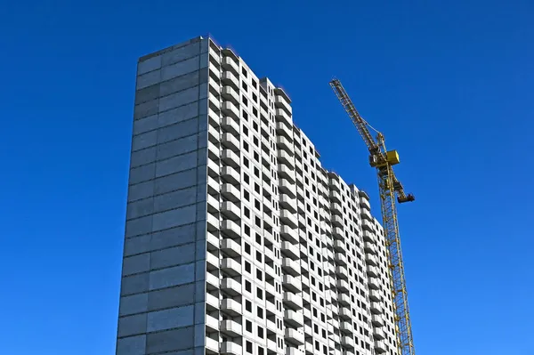 Kran Och Byggnad Konstruktion Mot Blå Himmel — Stockfoto