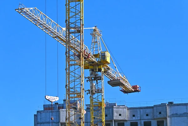 Kraanvogel Gebouw Aanbouw Tegen Blauwe Lucht — Stockfoto