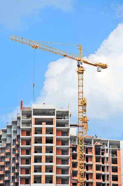 Guindaste e canteiro de obras — Fotografia de Stock