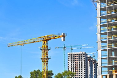 Turna ve bina mavi gökyüzüne karşı yapım aşamasında