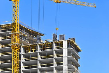 Turna ve bina mavi gökyüzüne karşı yapım aşamasında
