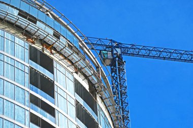 Turna ve bina mavi gökyüzüne karşı yapım aşamasında