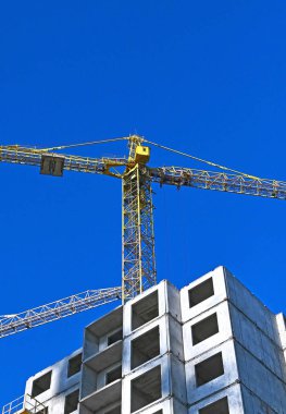 Turna ve bina mavi gökyüzüne karşı yapım aşamasında