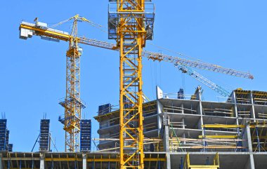 Turna ve bina mavi gökyüzüne karşı yapım aşamasında