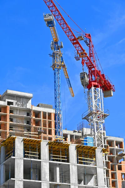 Grue Bâtiment Construction Contre Ciel Bleu — Photo