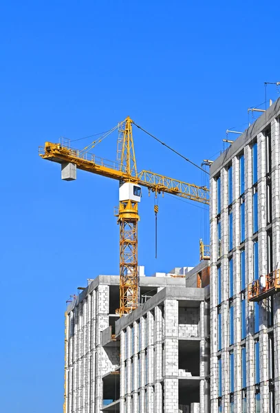 Grúa Construcción Construcción Contra Cielo Azul — Foto de Stock